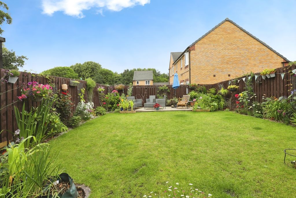 Property photo 2 of 8 Garden