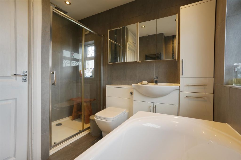 Property photo 2 of 20 Bathroom