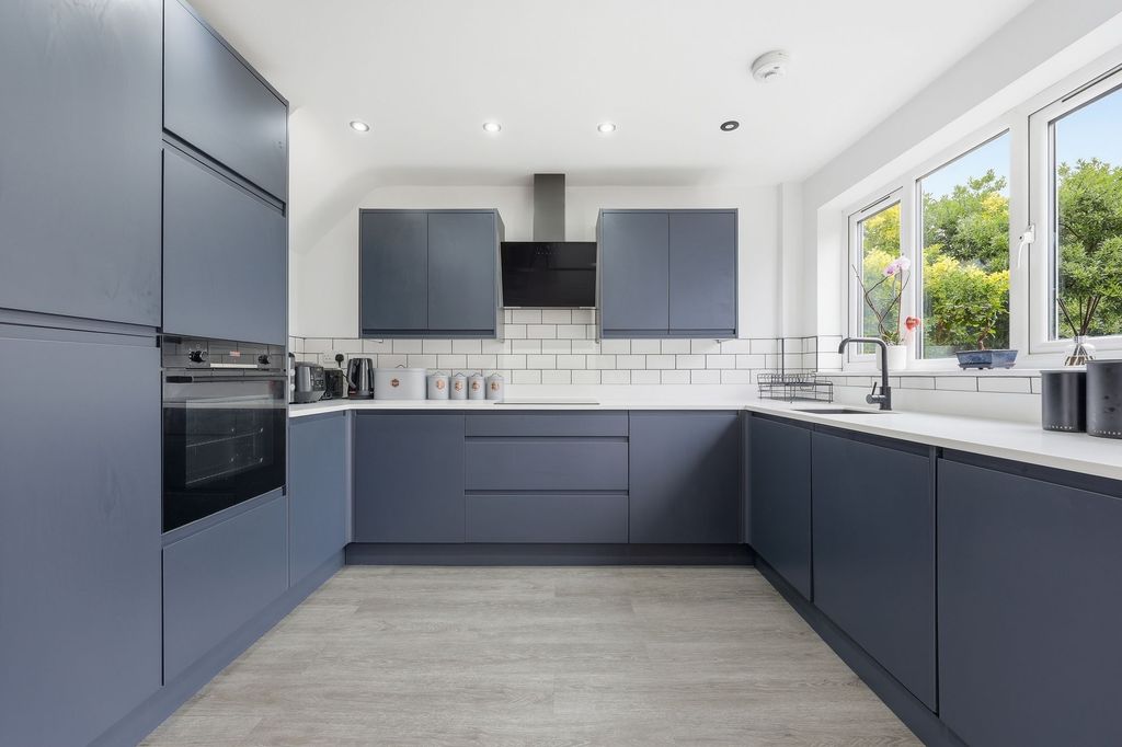 Property photo 3 of 15 Modern Kitchen