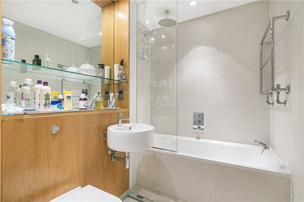 Property photo 3 of 9 Bathroom