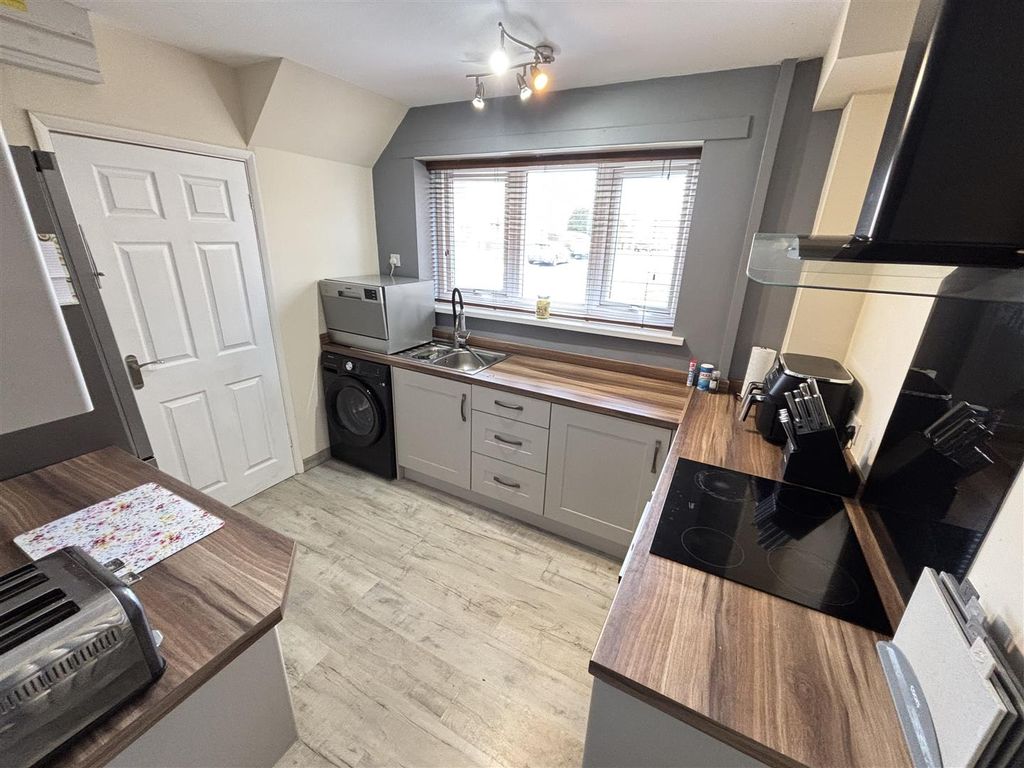 Property photo 3 of 15 Kitchen