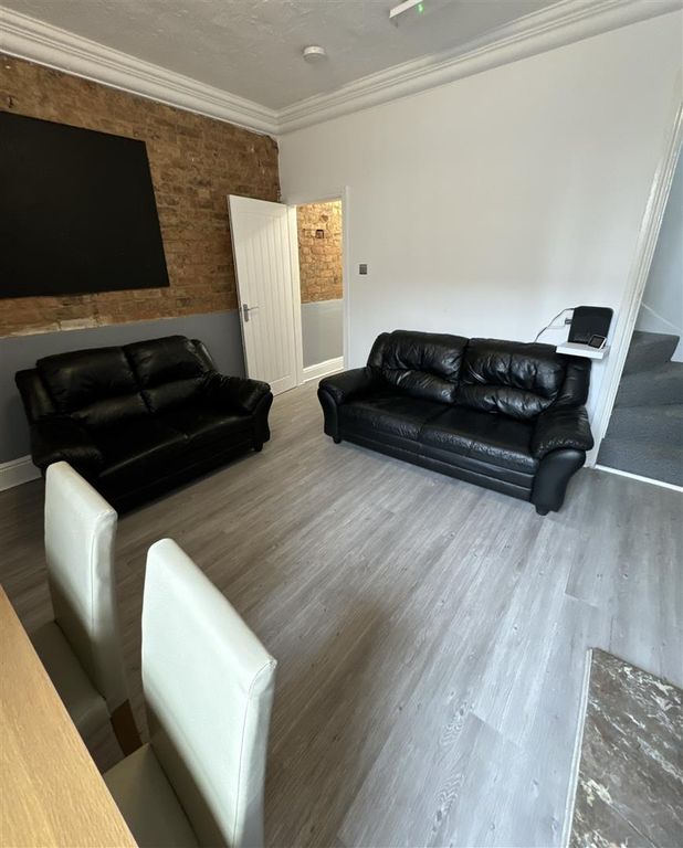 Property photo 2 of 16 Lounge