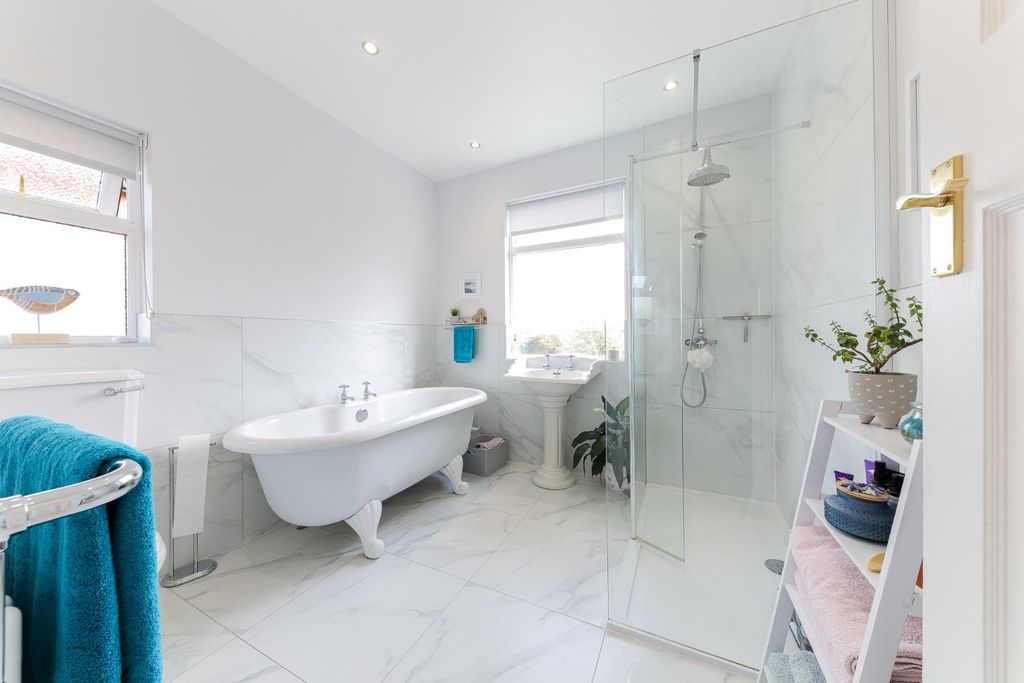 Property photo 3 of 19 Bathroom