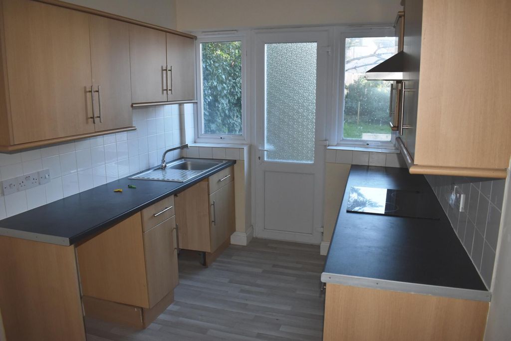 Property photo 3 of 6 Living Room/Kitchen