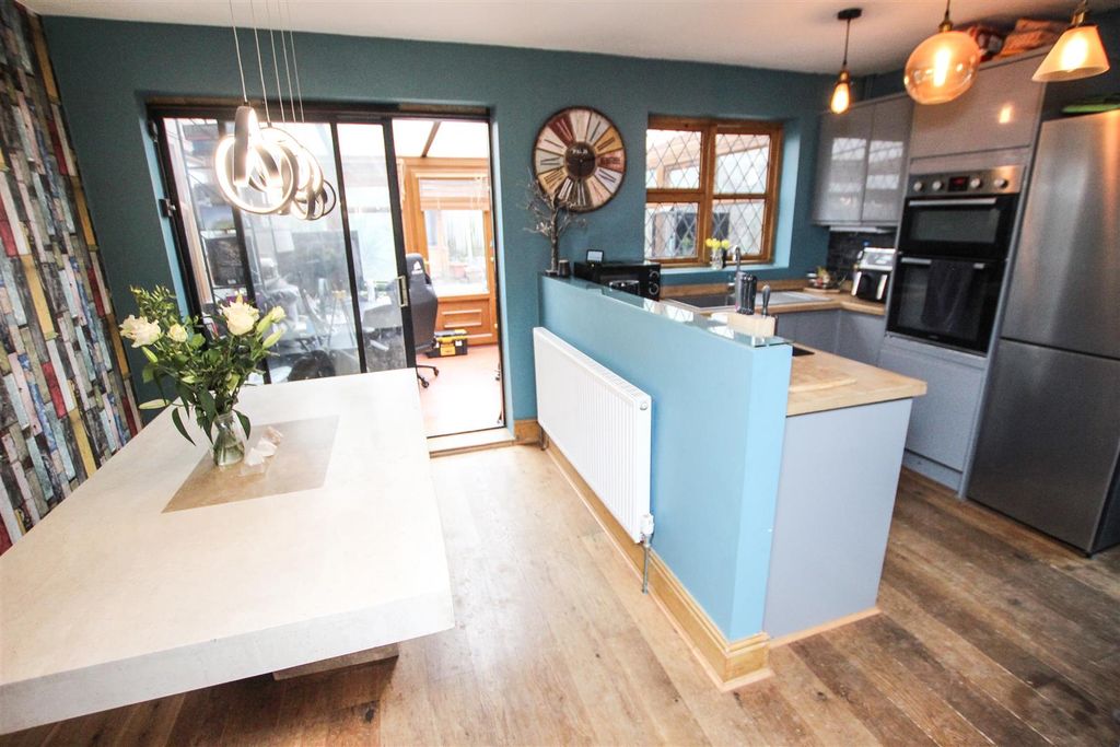 Property photo 3 of 13 Dining/Kitchen