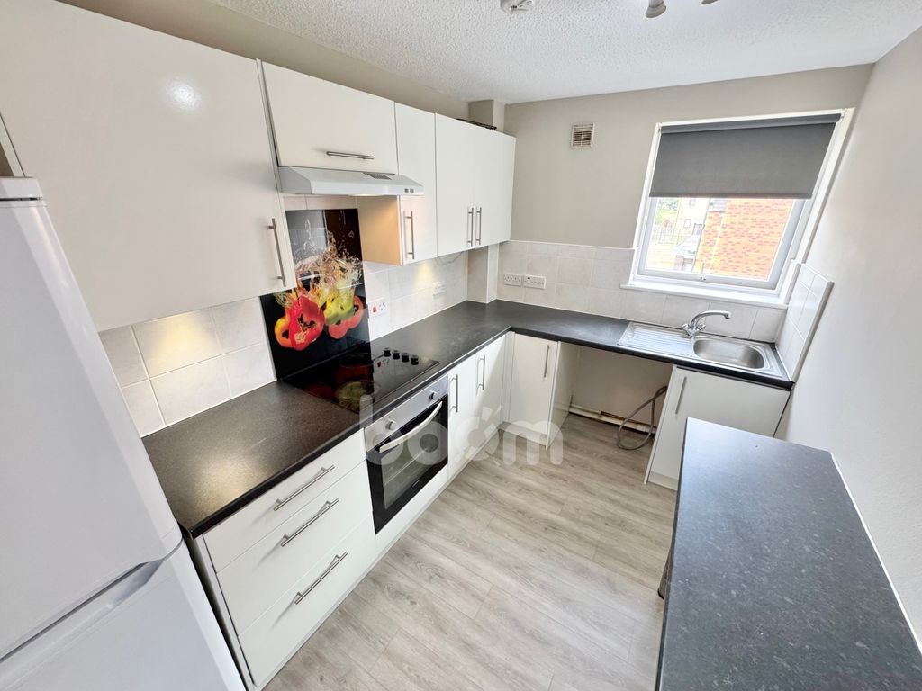 Property photo 3 of 17 Laighpark View, Paisley Kitchen Shot