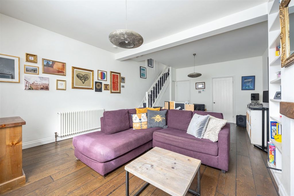 Property photo 2 of 28 Clacton Road E17