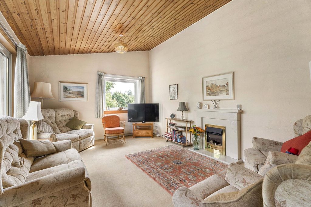 Property photo 2 of 27 Somnerfield Crescent