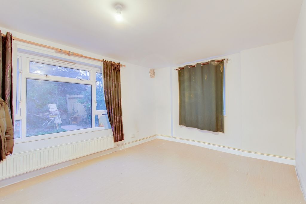 Property photo 3 of 6 Photo 5