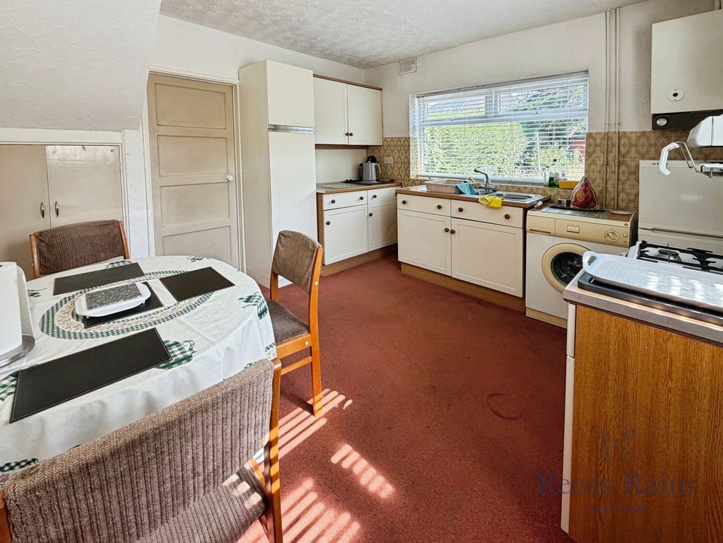 Property photo 3 of 12 Kitchen