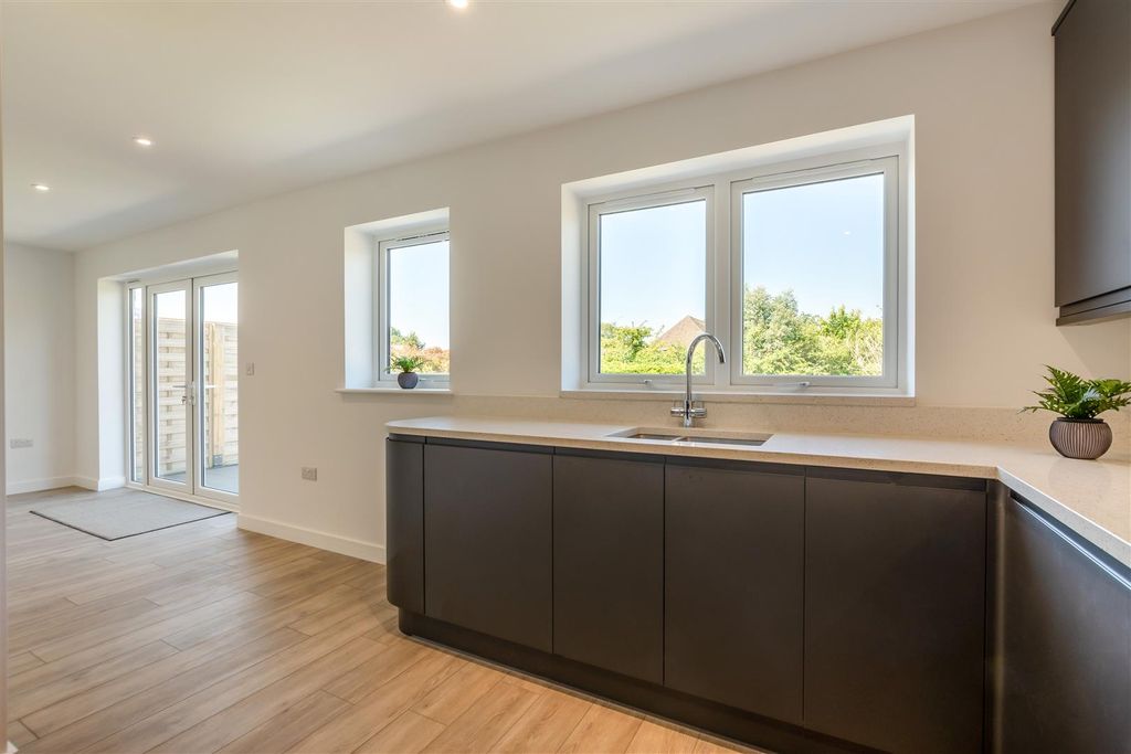 Property photo 3 of 18 8695392-Interior03.Jpg