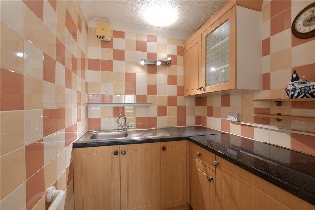Property photo 3 of 11 Kitchen