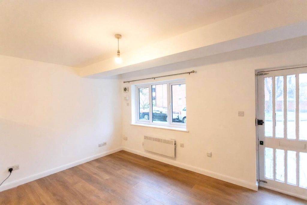 Property photo 2 of 8 Picture No. 20