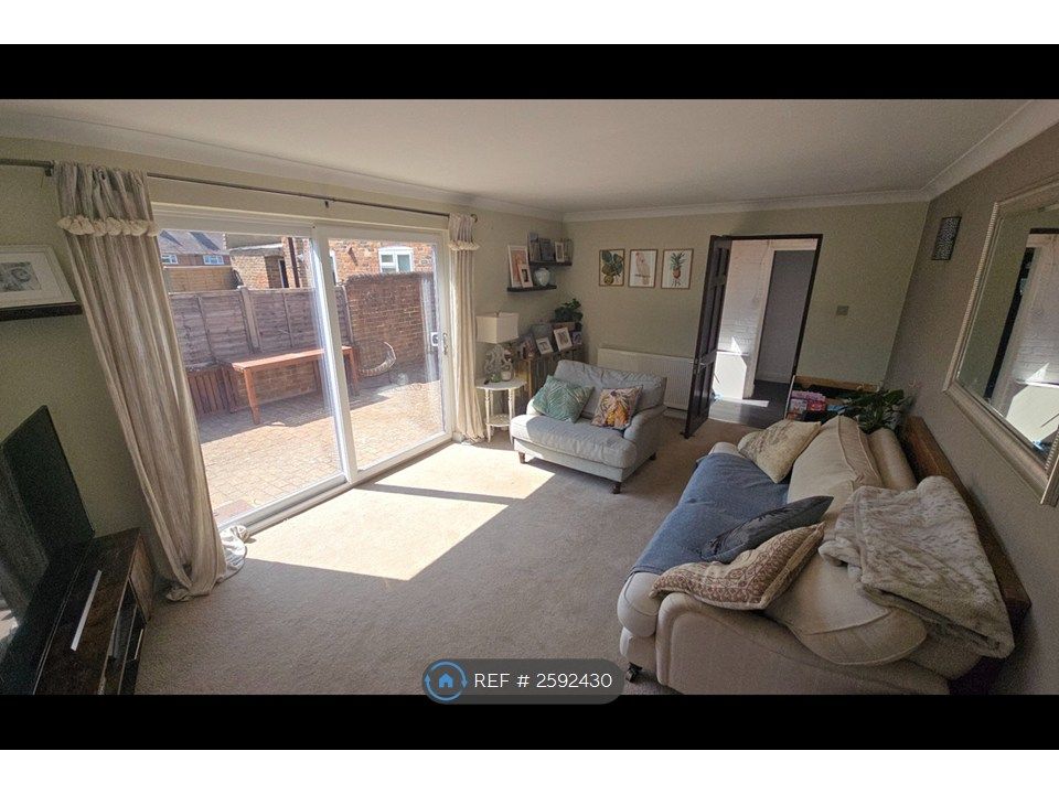 Property photo 1 of 11 Living Room