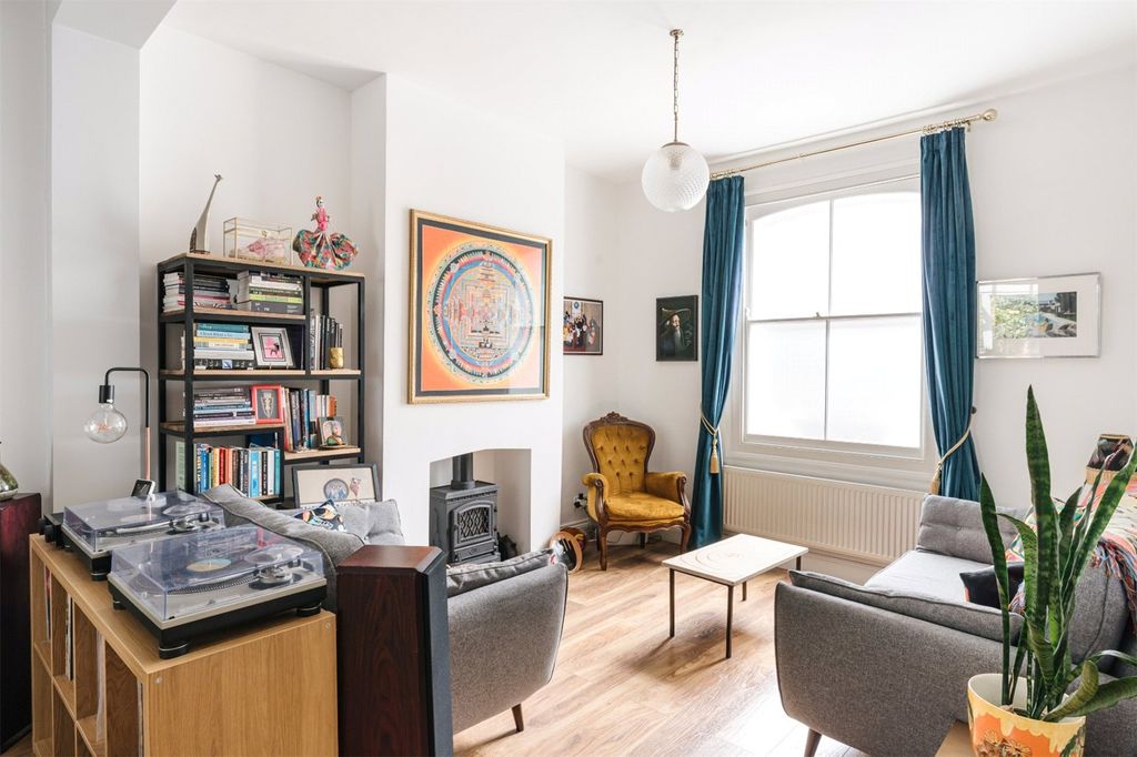 Property photo 2 of 18 Wellington Row E2