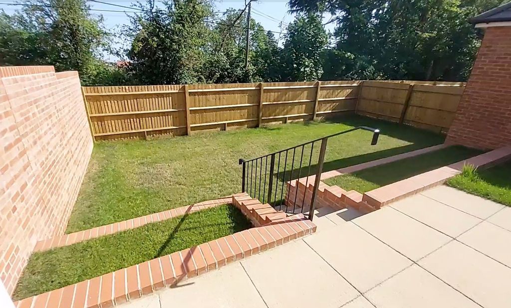 Property photo 2 of 18 South Facing Garden