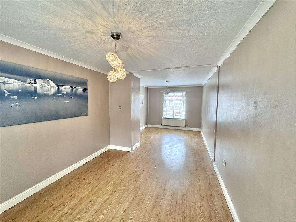 Property photo 3 of 17 Lounge