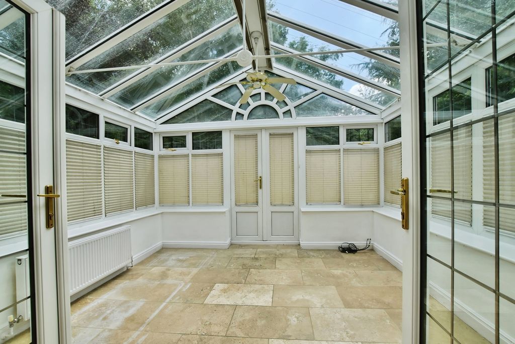 Property photo 3 of 18 Conservatory