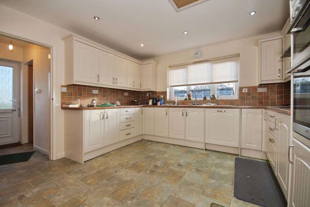 Property photo 3 of 30 Kitchen