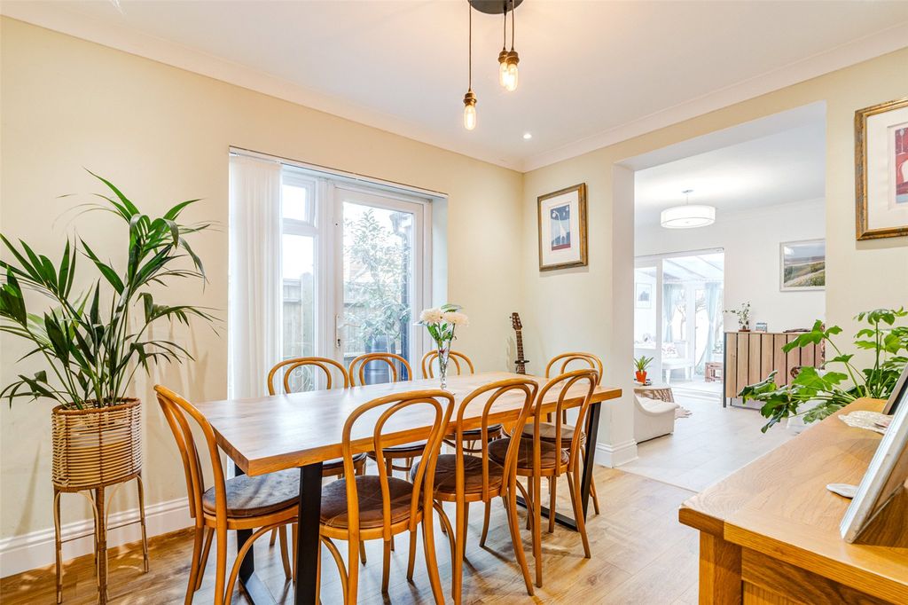 Property photo 2 of 25 Picture No. 12