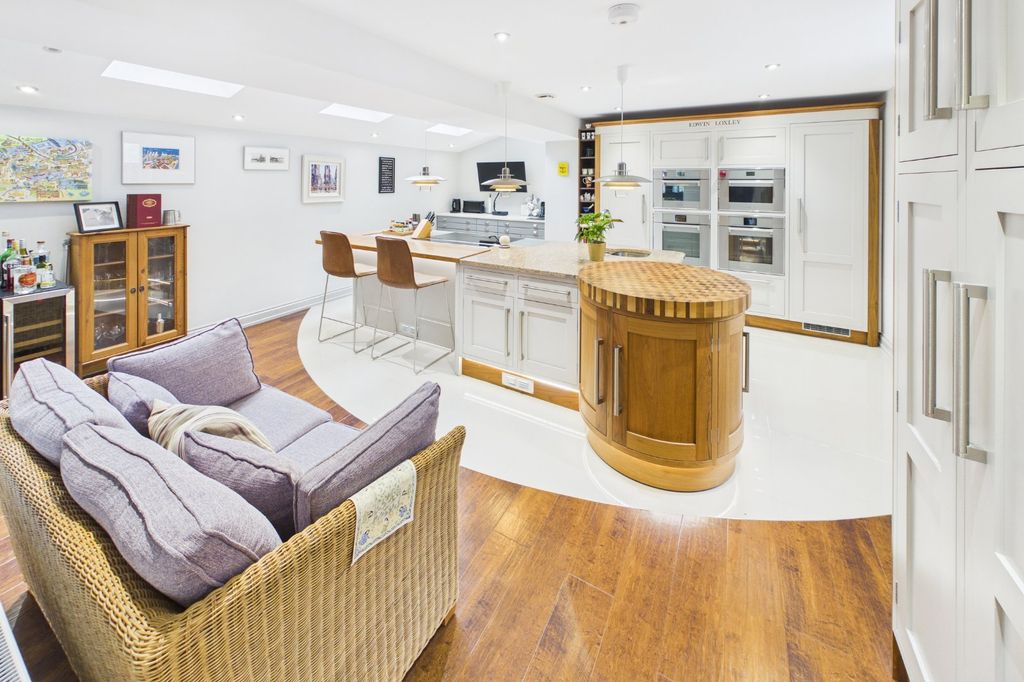 Property photo 3 of 17 Kitchen/Breakfast