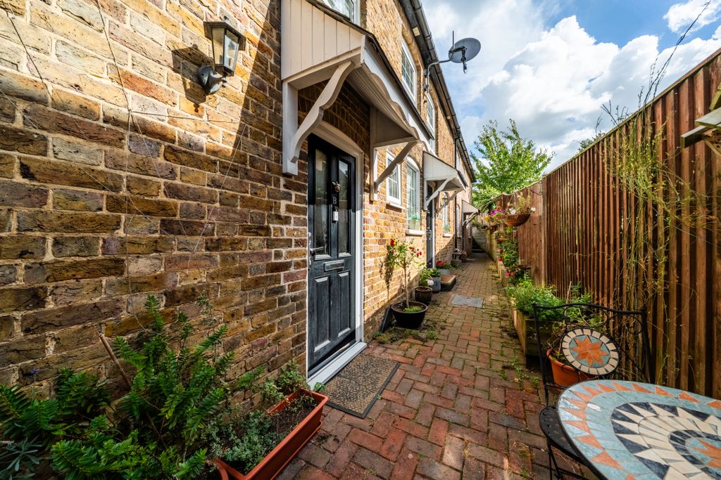 Property photo 1 of 10 Entrance