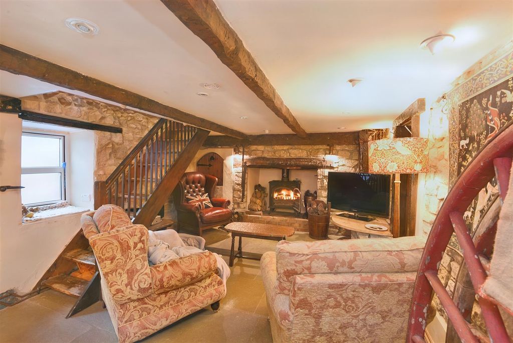 Property photo 3 of 10 Lounge