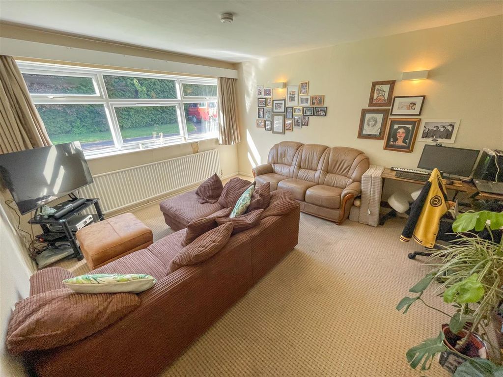 Property photo 1 of 15 Lounge
