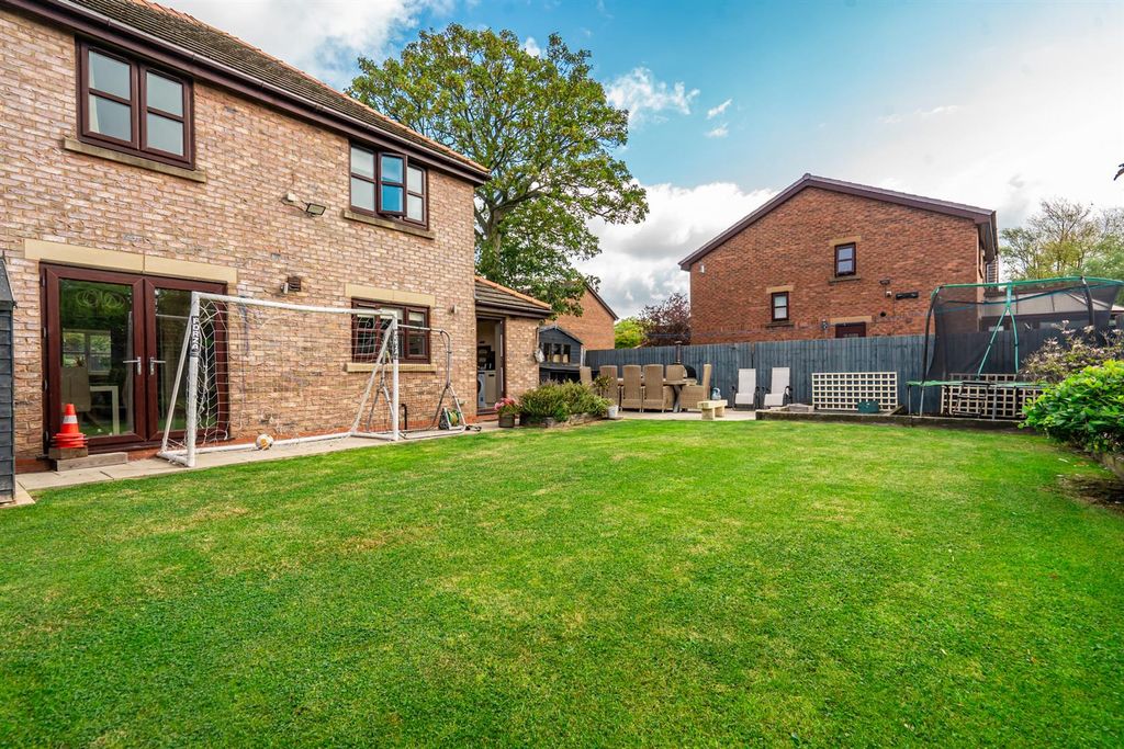 Property photo 3 of 21 Garden