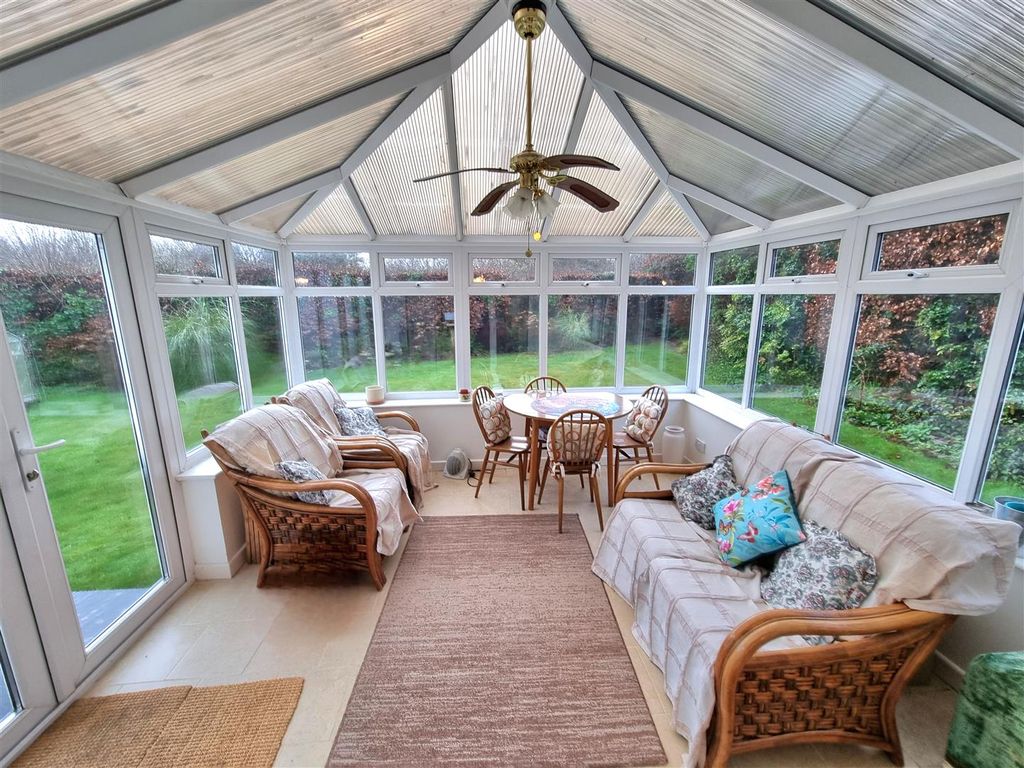 Property photo 3 of 17 Conservatory 1.Jpg