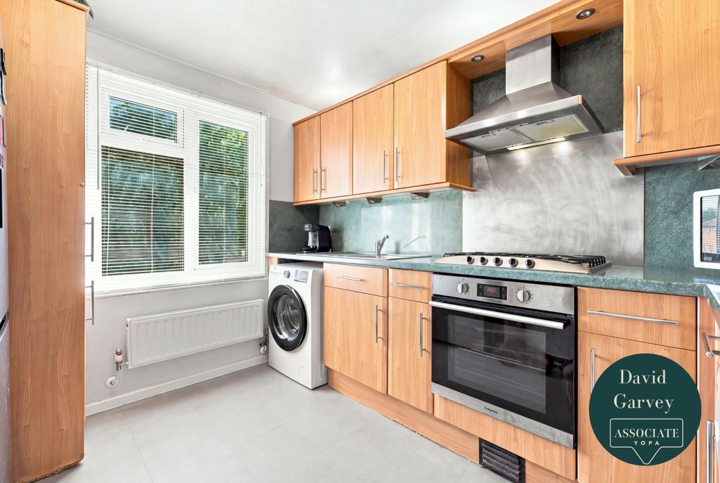 Property photo 3 of 8 Kitchen