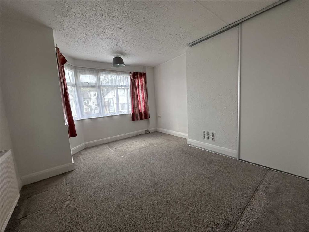 Property photo 2 of 5 Bedroom