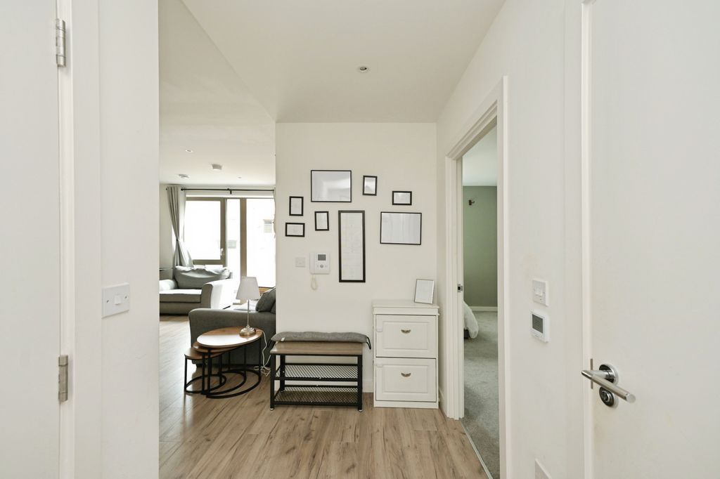 Property photo 3 of 14 Entrance Hallway