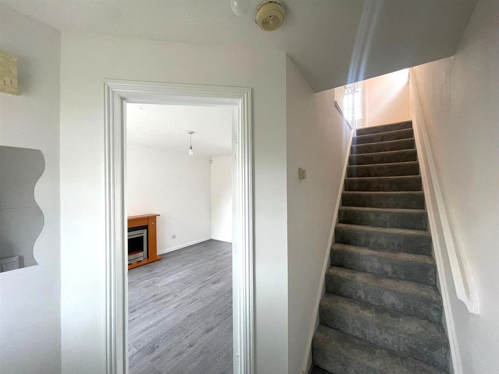 Property photo 2 of 12 Entrance Hall