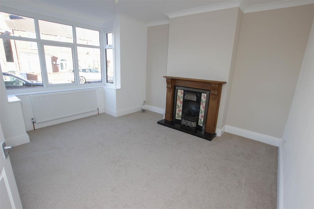 Property photo 3 of 17 Lounge