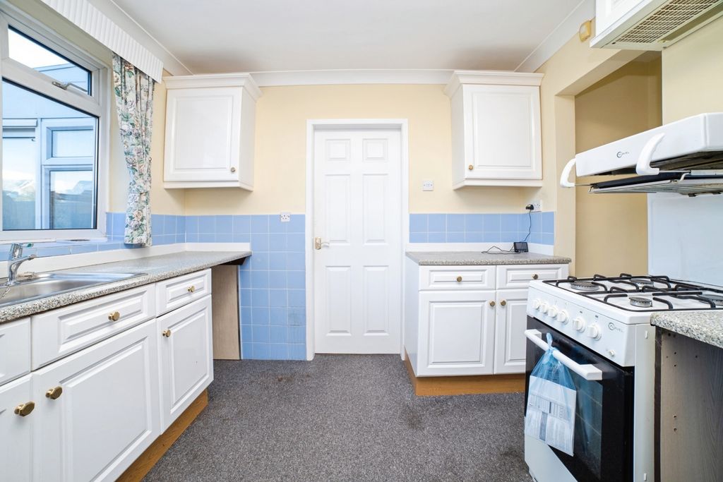 Property photo 3 of 26 Kitchen