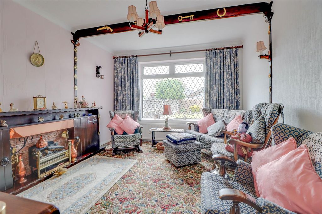 Property photo 3 of 10 61 Lucerne Walk Wickford-4.Jpg