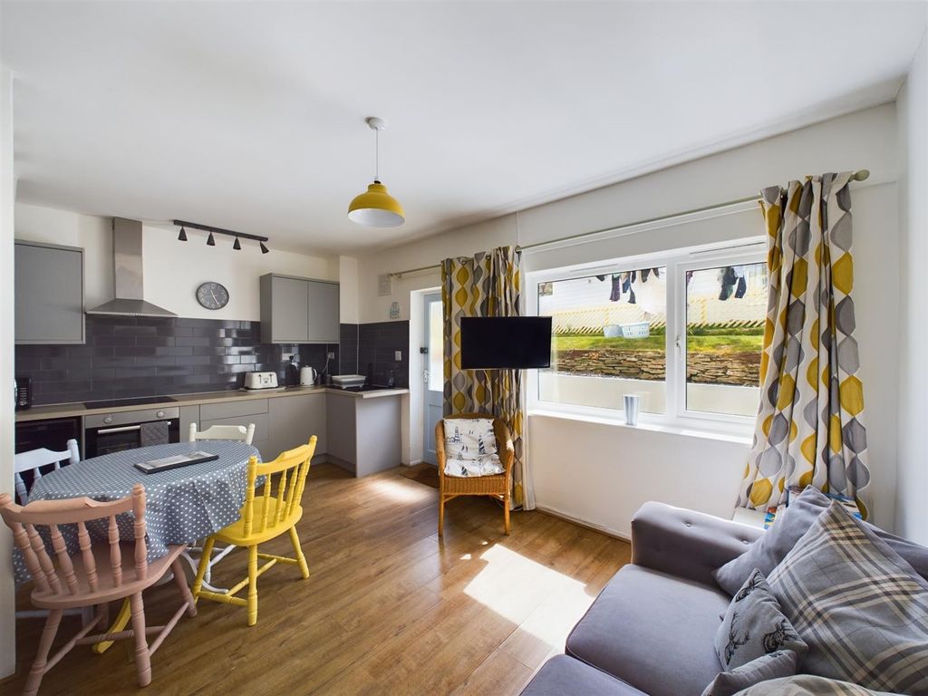 Property photo 2 of 9 Lounge/Kitchen