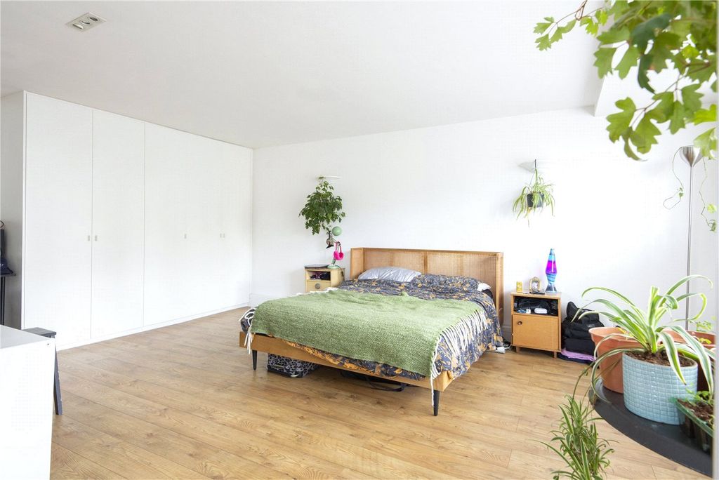 Property photo 3 of 8 Picture No. 11