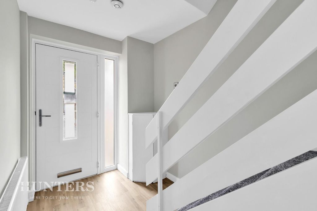 Property photo 3 of 19 Entrance Hallway