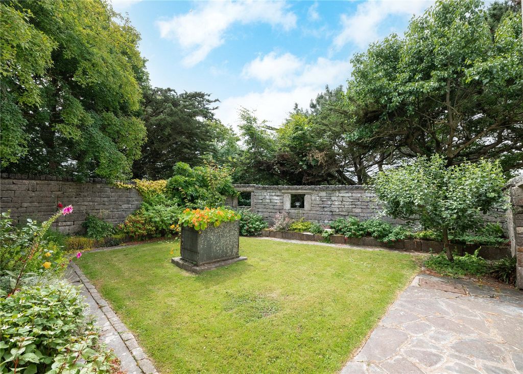 Property photo 3 of 31 Walled Garden