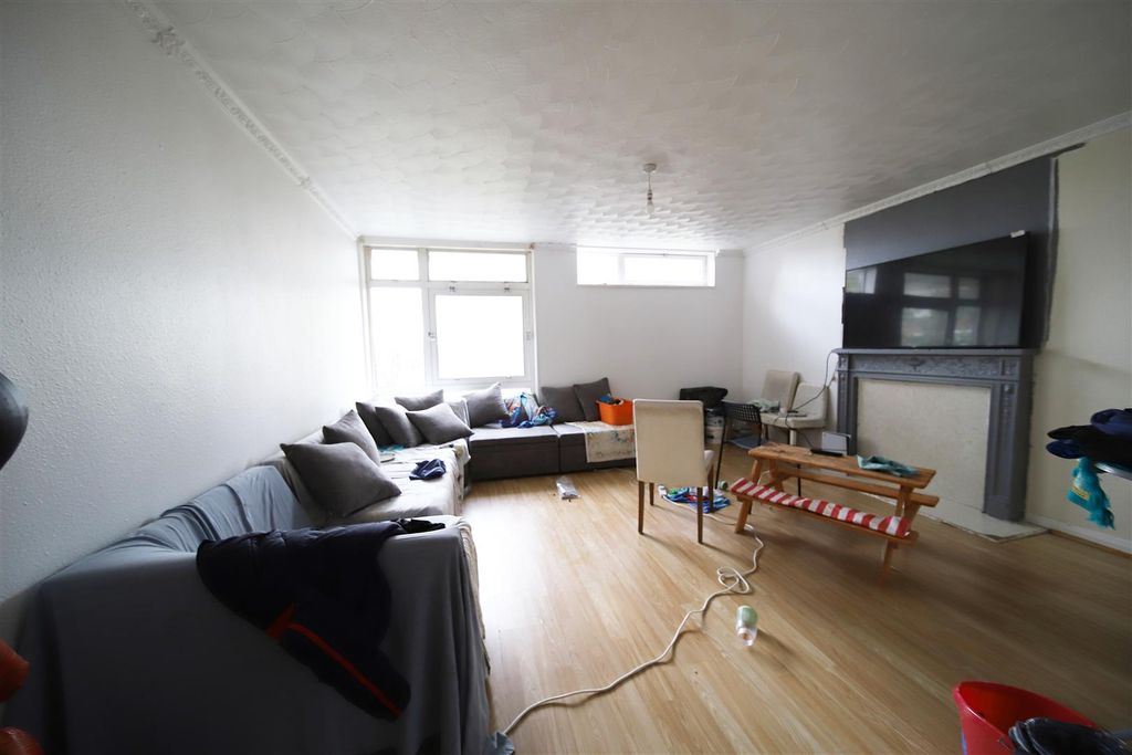 Property photo 2 of 7 Lounge.Jpg