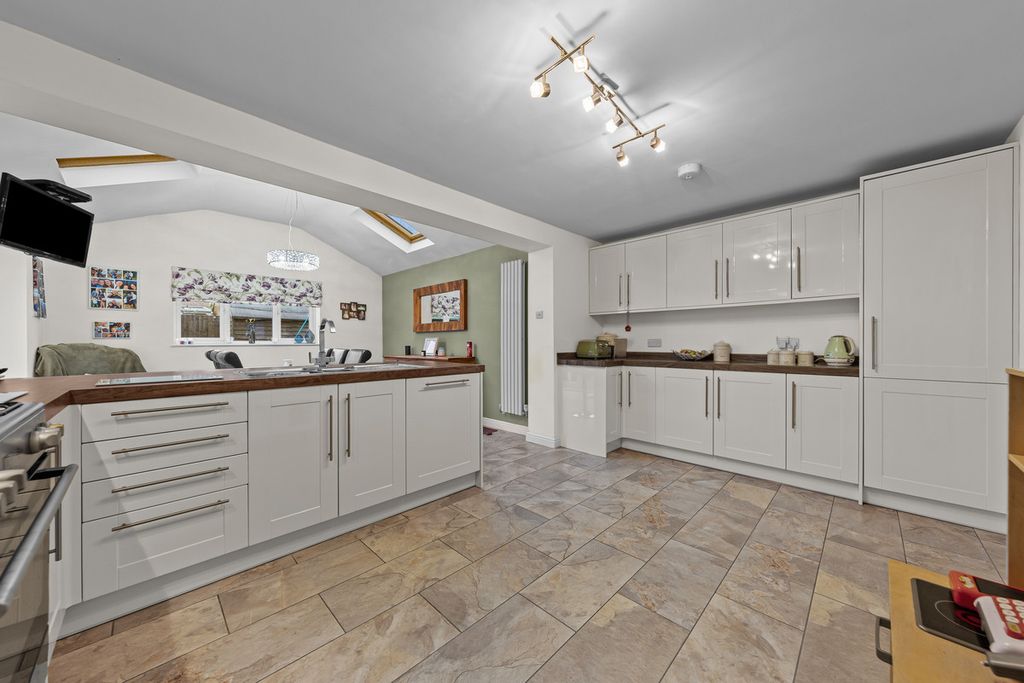 Property photo 2 of 31