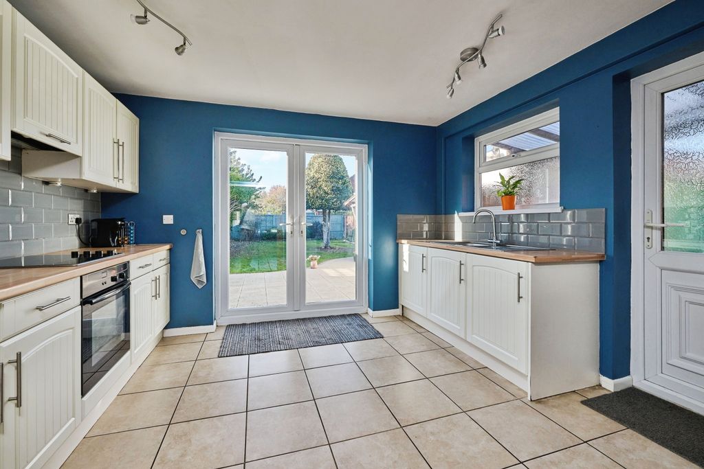 Property photo 3 of 18 Kitchen