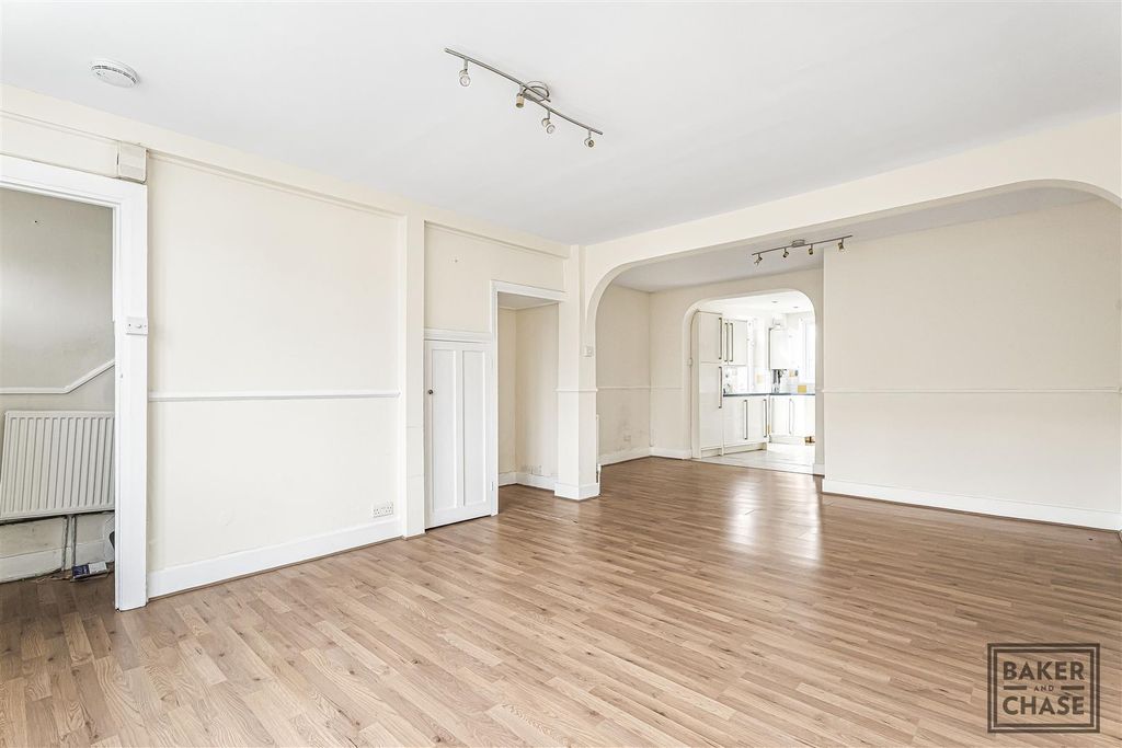 Property photo 3 of 21 Through Lounge