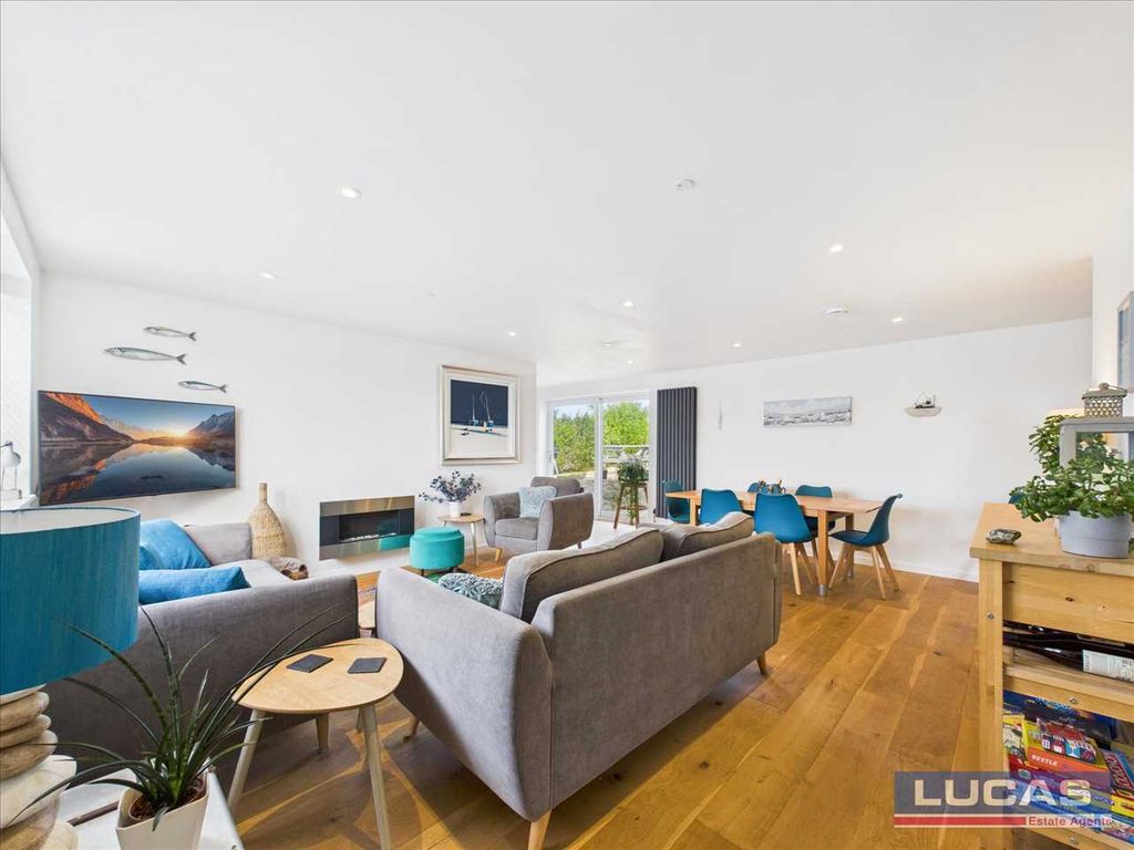 Property photo 2 of 32