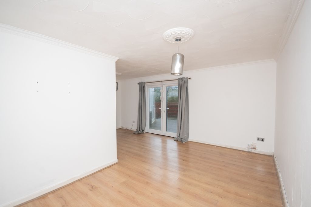 Property photo 2 of 15 Lounge