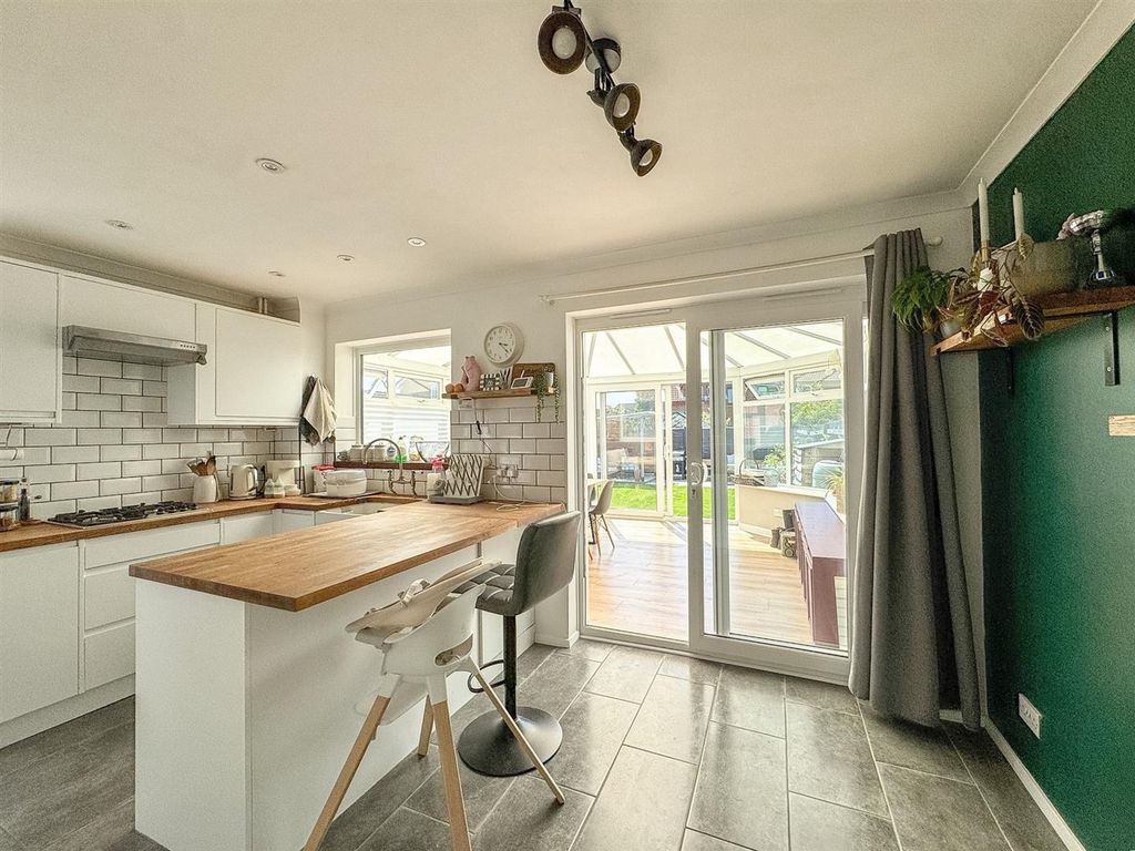 Property photo 3 of 25 Kitchen / Diner