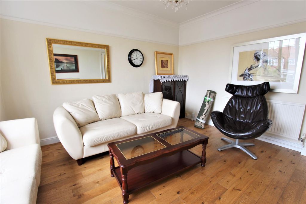 Property photo 3 of 16 Lounge