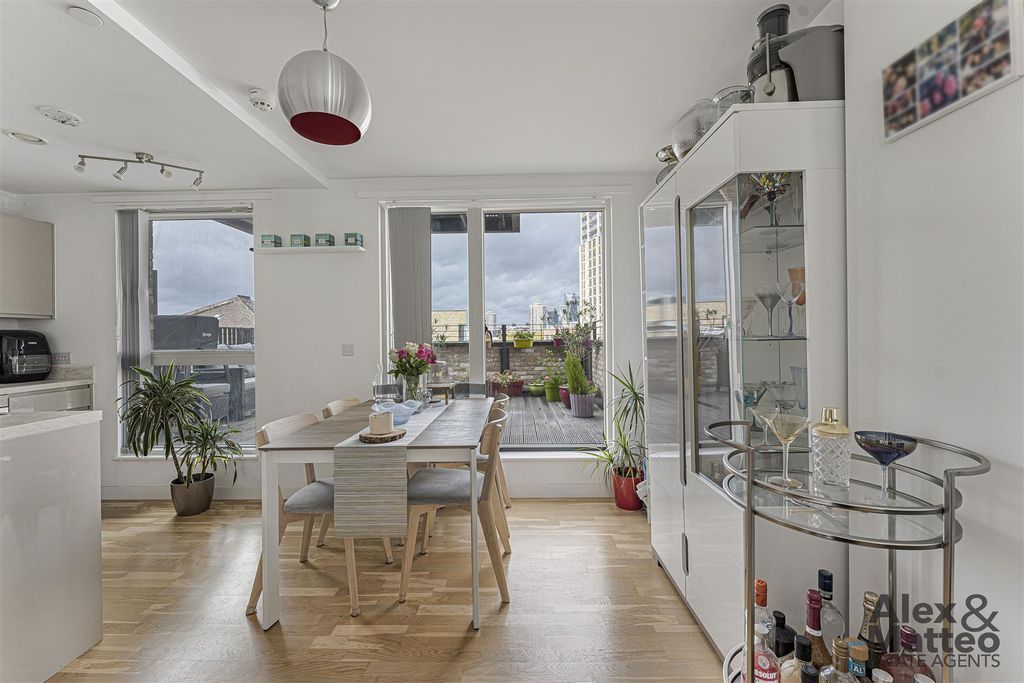 Property photo 3 of 21 Bridgestone House